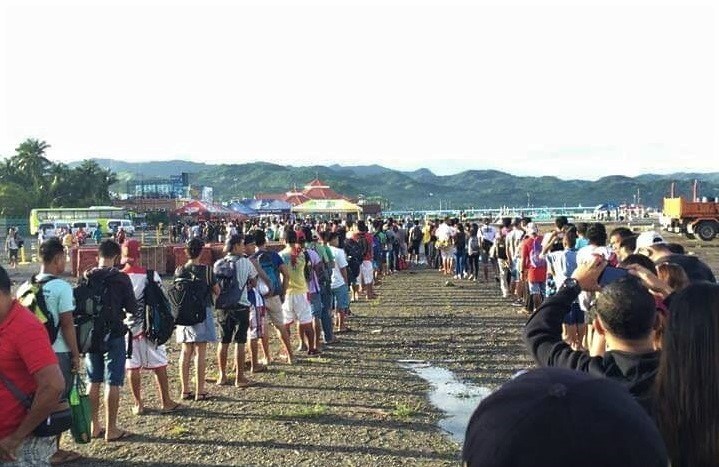 Ranggo Magazine-Aklanons queue to enter Boracay on day 1 of the Dry Run Opening. Photo: Energy Fm 107.7 Kalibo
